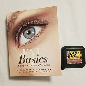 Eyeshadow with included eye primer